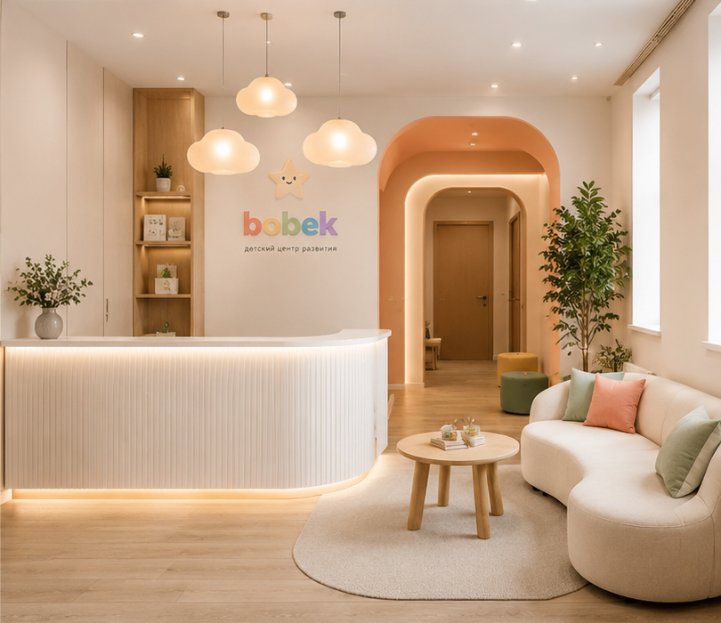 Светлый ресепшен детского центра Bobek с бренд-звездой